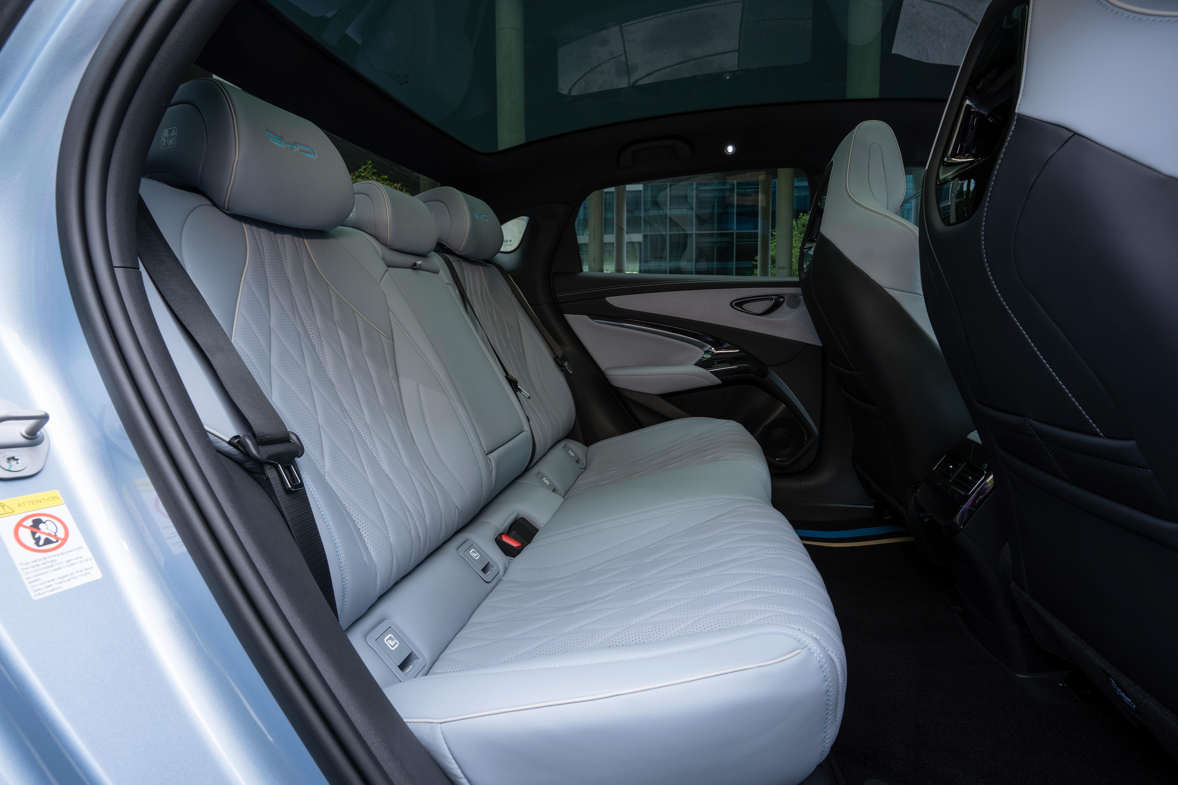 Im Fond gibt es viel Beinfreiheit.