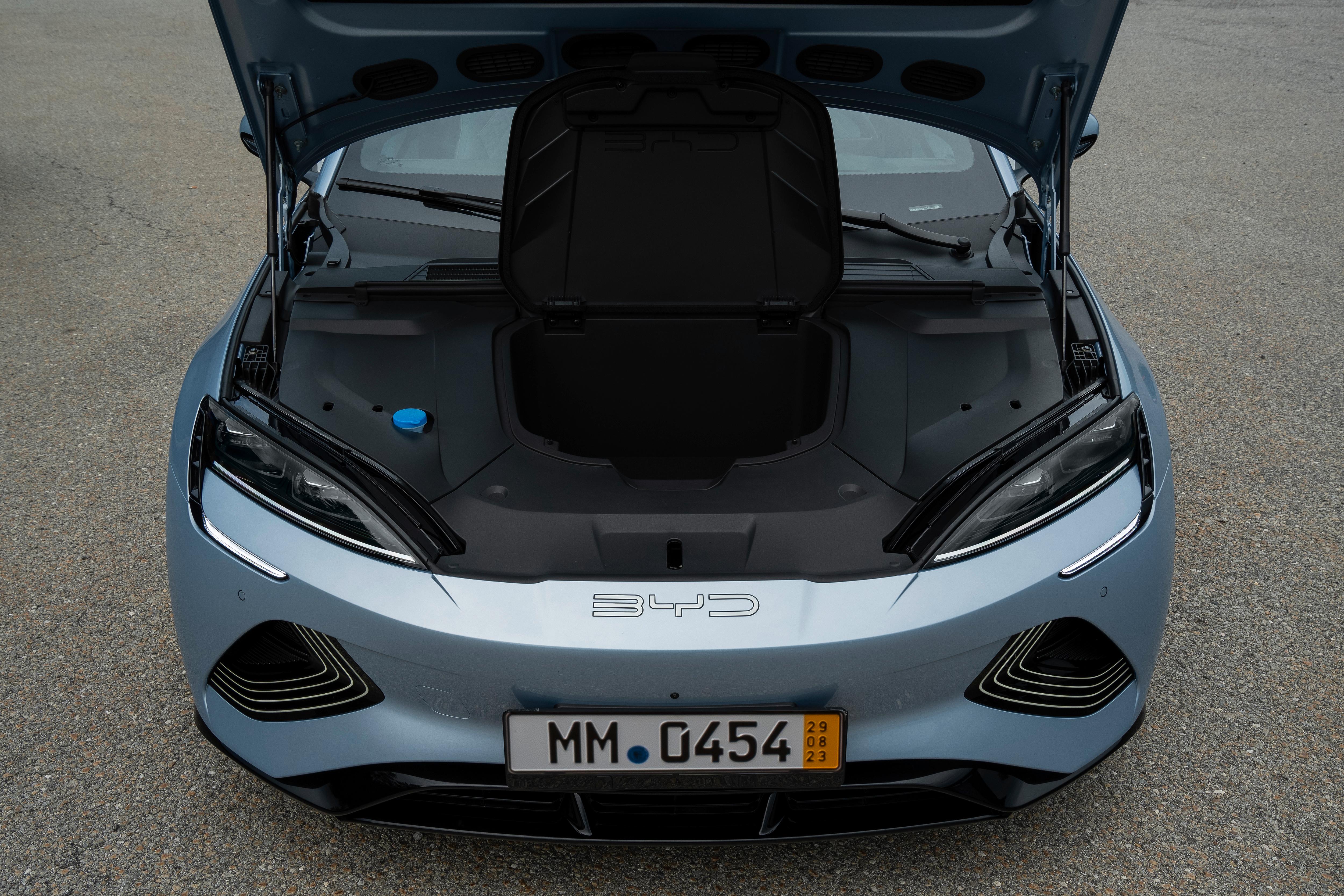 Ergänzend zum 400-Liter-Kofferraum offeriert der Hecktriebler einen 53-Liter-"Frunk".