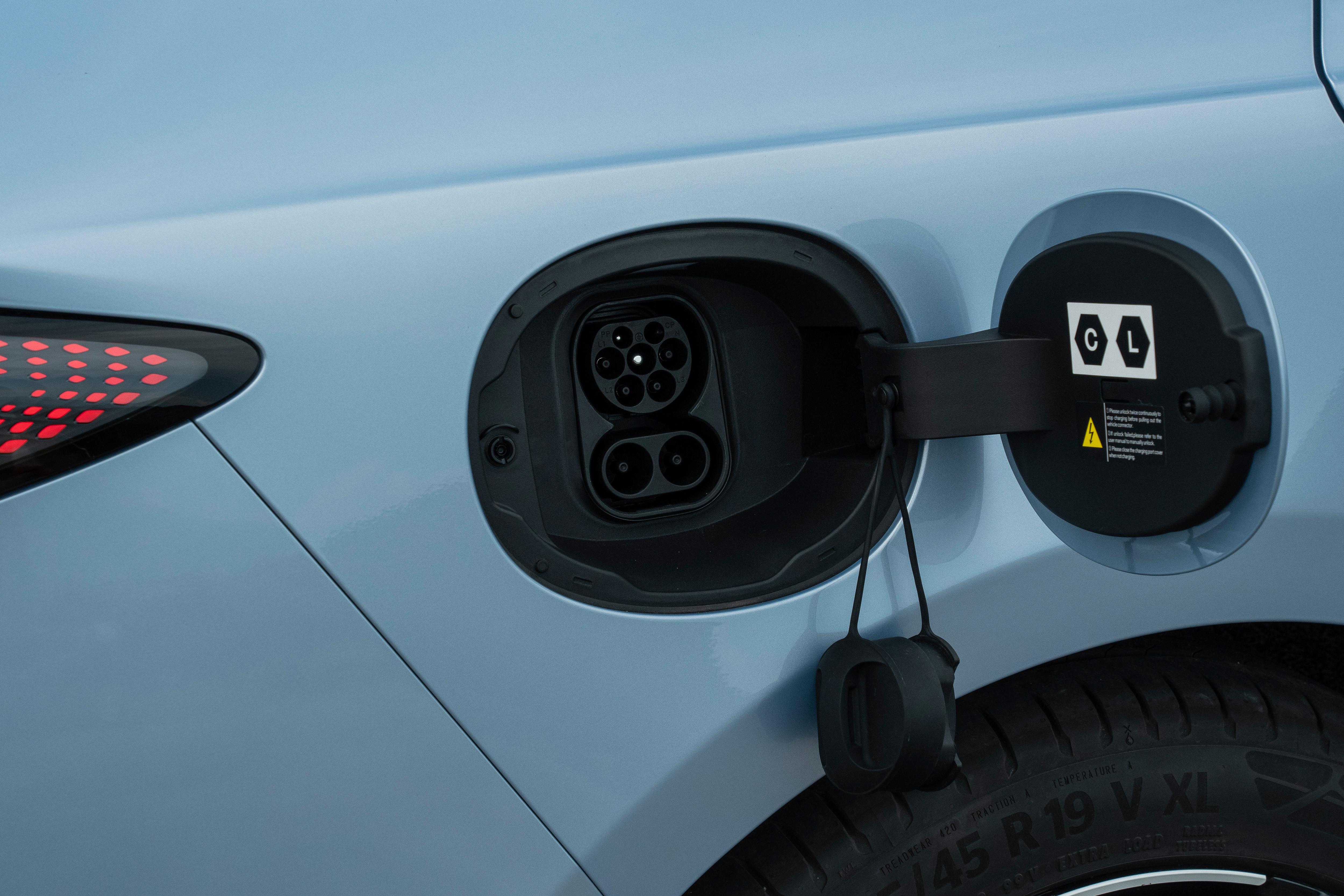 An der AC-Wallbox lädt der Seal dreiphasig und mit bis zu 11 kW, die DC-Schnellladesäule zapft er mit nicht besonders ruhmreichen 150 kW an.