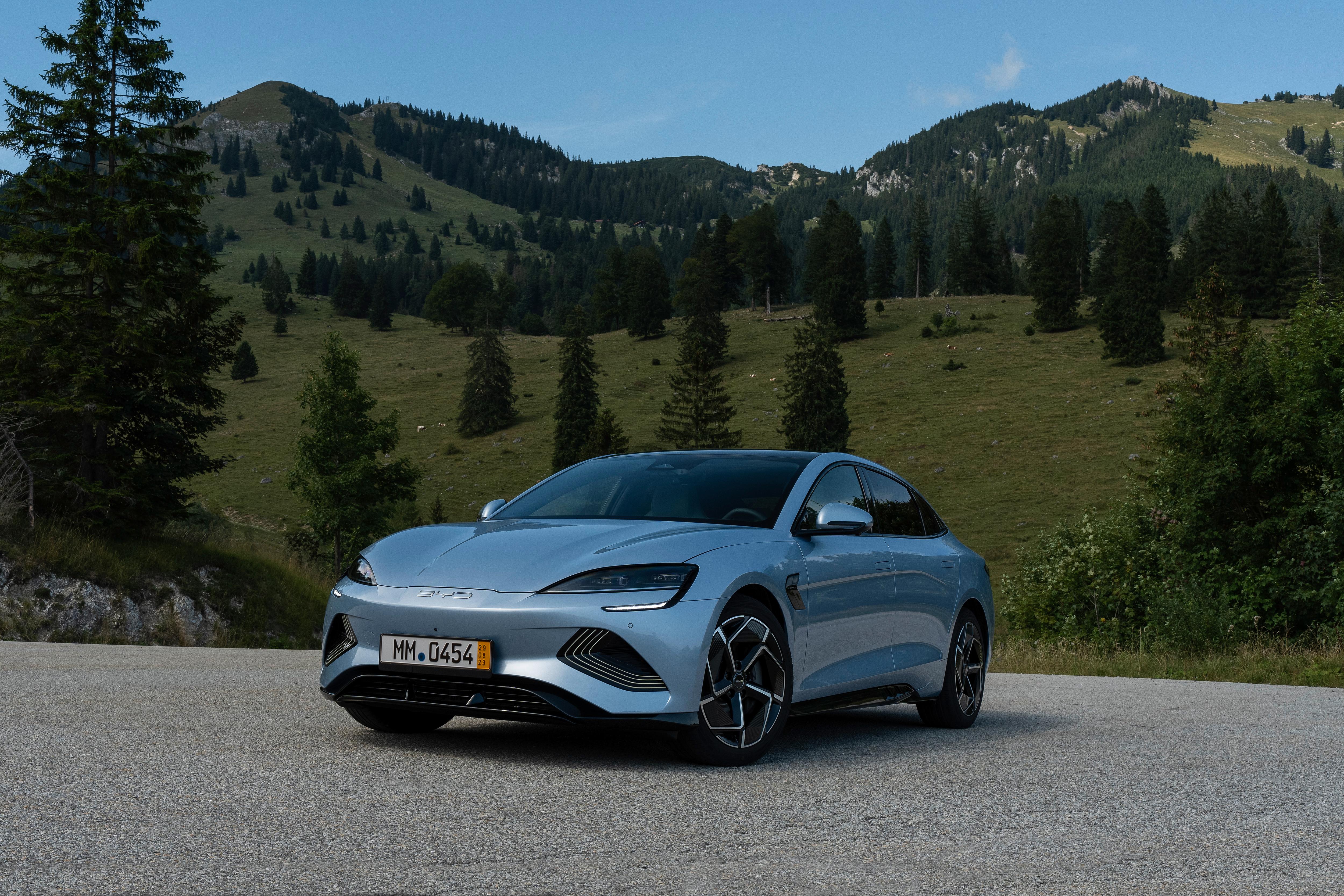 Eine Wärmepumpe ist ebenso Standard wie die Vehicle-to-Load-Funktion (V2L), die den Seal zum Stromversorger für Laptops, E-Bikes oder den Campinggrill macht.