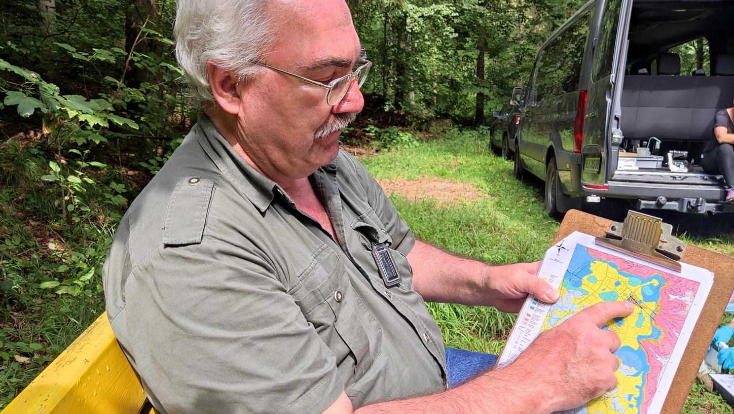 Der Erlanger Geologe Dr. Alfons Baier befasst sich seit Jahrzehnten mit dem Wasserhaushalt im Karst. Der Erlanger Geologe Dr. Alfons Baier befasst sich seit Jahrzehnten mit dem Wasserhaushalt im Karst.