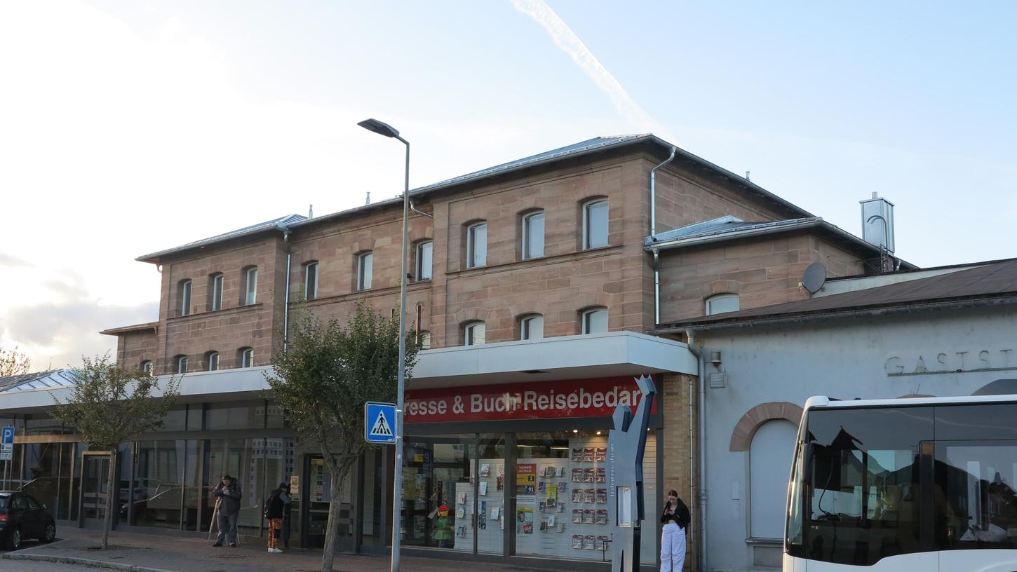 Was mit dem Bahnhofsgebäude passieren soll, fand auf der "Rollenden Bürgerversammlung" große Zustimmung. Was mit dem Bahnhofsgebäude passieren soll, fand auf der "Rollenden Bürgerversammlung" große Zustimmung.