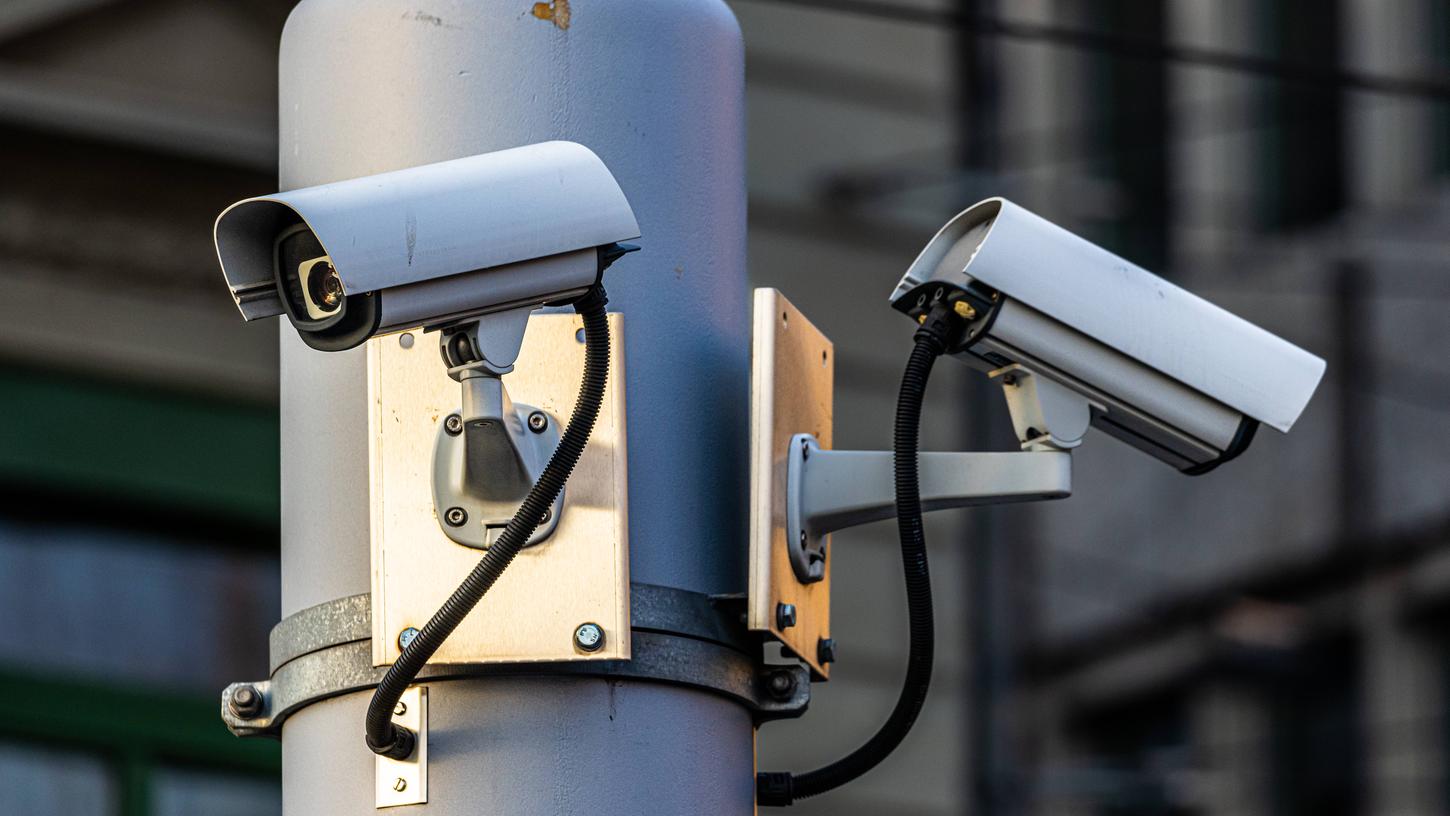 An zwei belebten Plätzen in der Stadt sollen Überwachungskameras für ein erhöhtes Sicherheitsgefühl und Abschreckung bei potenziellen Tätern sorgen. An zwei belebten Plätzen in der Stadt sollen Überwachungskameras für ein erhöhtes Sicherheitsgefühl und Abschreckung bei potenziellen Tätern sorgen.
