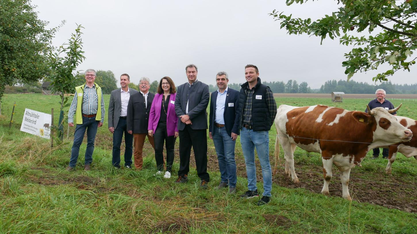 Die Vertreter des Projektes Altmühltaler Weiderind freuten sich, dass Ministerpräsident Markus Söder(3.v.r.) zu der Projektvorstellung gekommen ist. Die Vertreter des Projektes Altmühltaler Weiderind freuten sich, dass Ministerpräsident Markus Söder(3.v.r.) zu der Projektvorstellung gekommen ist.