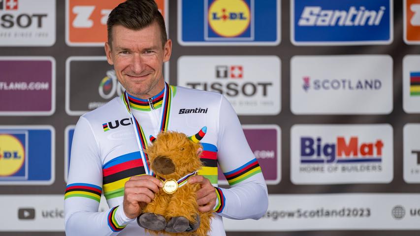 Ja, richtig, das Regenbogentrikot dürfen im Radsport nur Weltmeister tragen, Weltmeister wie Matthias Schindler. Ja, richtig, das Regenbogentrikot dürfen im Radsport nur Weltmeister tragen, Weltmeister wie Matthias Schindler.