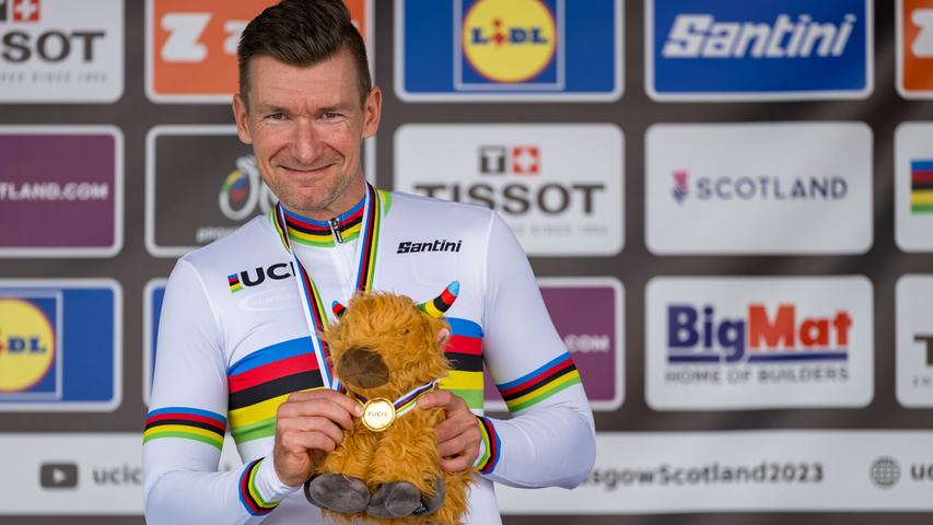 Ja, richtig, das Regenbogentrikot dürfen im Radsport nur Weltmeister tragen, Weltmeister wie Matthias Schindler.