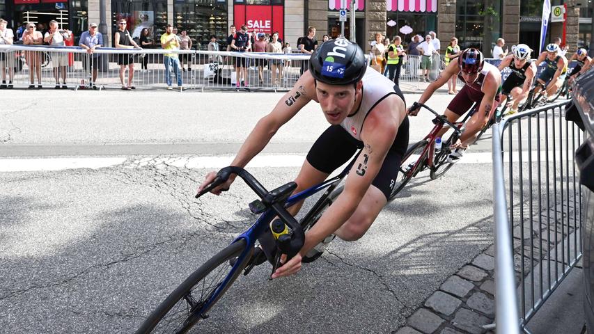 In halsbrecherischem Tempo durch die Triathlonwelt - und durch Hamburg zum Weltmeistertitel: Simon Henseleit. In halsbrecherischem Tempo durch die Triathlonwelt - und durch Hamburg zum Weltmeistertitel: Simon Henseleit.