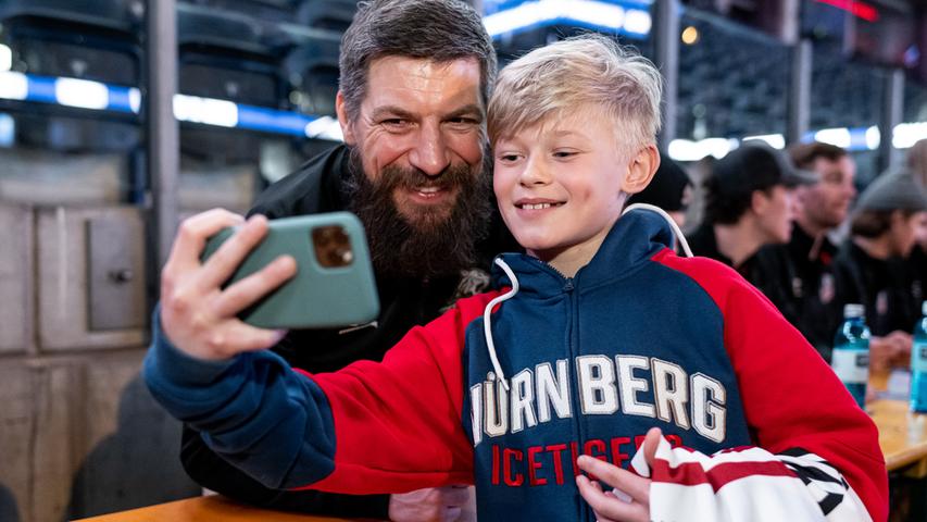 Nur eines von unzähligen Selfies, mit denen Patrick Reimer seine Fans in Nürnberg glücklich gemacht hat.