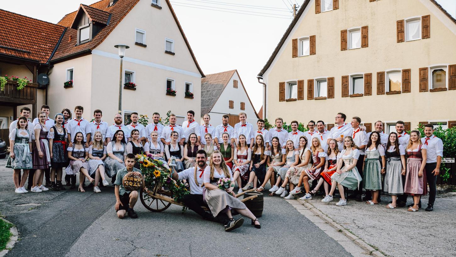 24 Paare feierten mit ihren Gästen in Wallsdorf Kirchweih.
