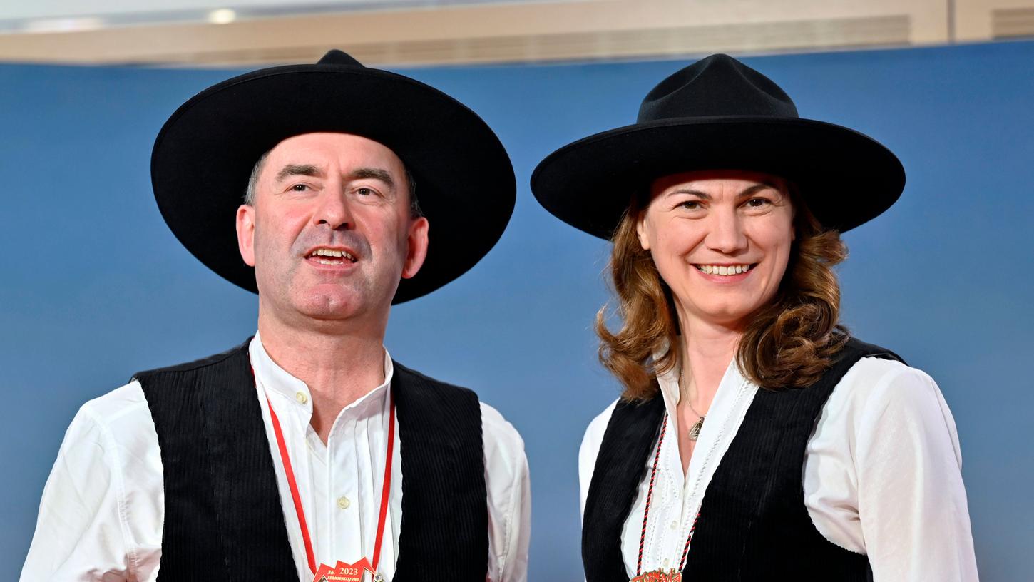 Hubert Aiwanger mit Lebensgefährtin Tanja Schweiger, hier verkleidet als Wandergesellen bei der TV-Sendung Fastnacht in Franken. 