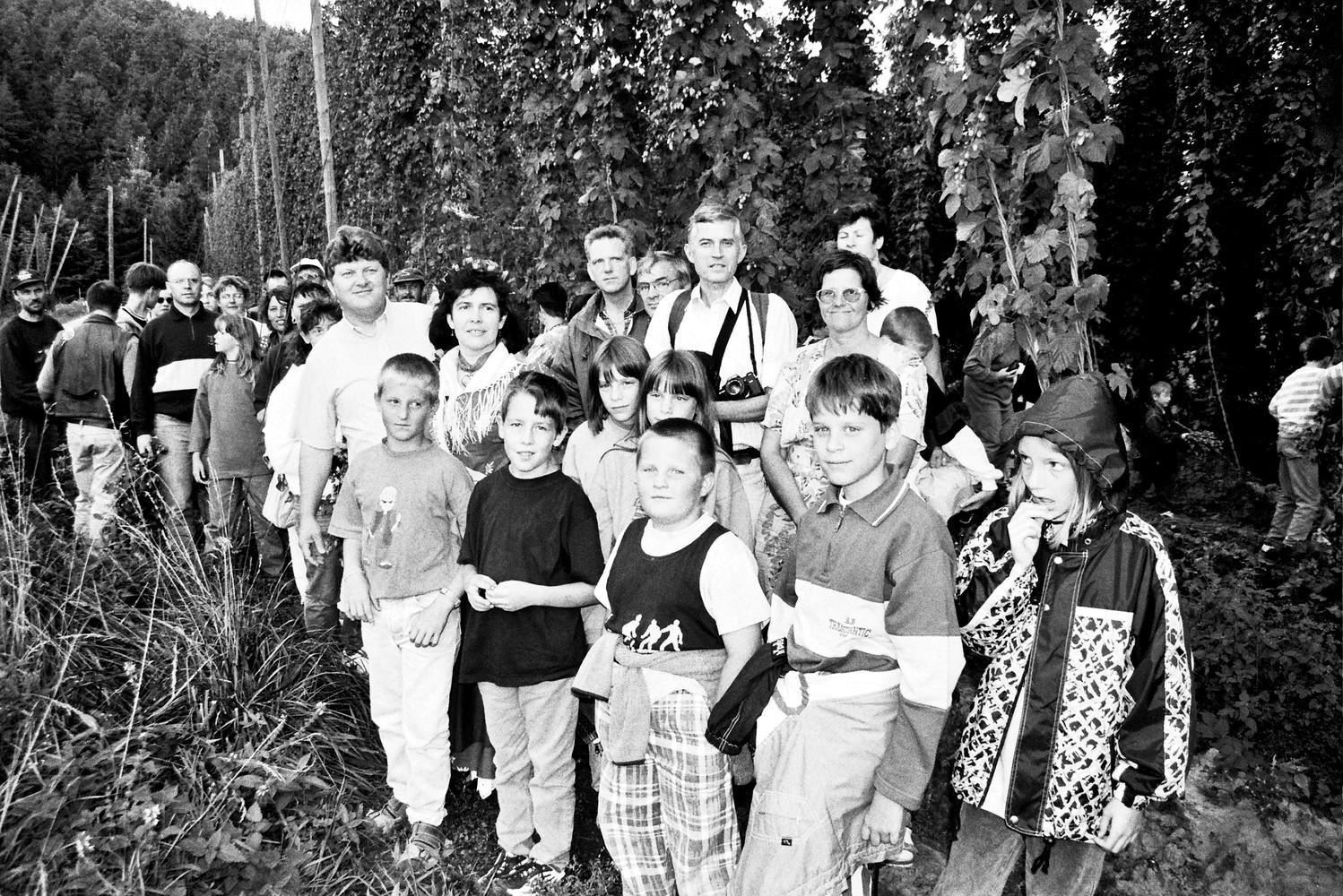 Gemeinsam mit dem Vorsitzenden des Fremdenverkehrsvereins Enderndorf, Helmut Gruber, machen 80 Teilnehmer eine Wanderung von Enderndorf nach Heiligenblut. Bei der sogenannten "Hopfenwanderung" erzählt Helmut Gruber, dass er um die Zukunft des Hopfenanbaus im Spalter Land fürchtet. Mit dabei ist auch Grubers Ehefrau Elisabeth, die Spalter Hopfenkönigin. Landwirt Josef Gruber gibt seinen Zuhörern einen Einblick in die Geschichte des Hopfenanbaus.