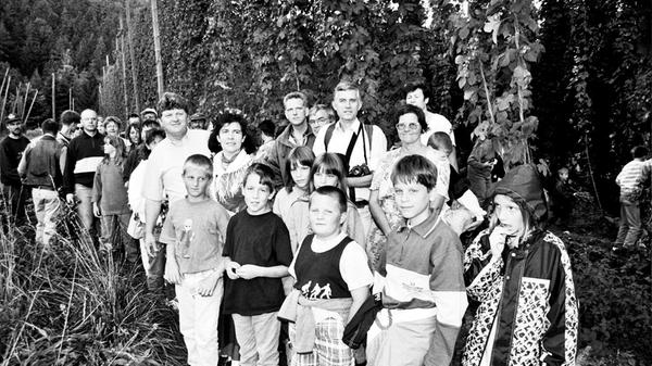 Gemeinsam mit dem Vorsitzenden des Fremdenverkehrsvereins Enderndorf, Helmut Gruber, machen 80 Teilnehmer eine Wanderung von Enderndorf nach Heiligenblut. Bei der sogenannten "Hopfenwanderung" erzählt Helmut Gruber, dass er um die Zukunft des Hopfenanbaus im Spalter Land fürchtet. Mit dabei ist auch Grubers Ehefrau Elisabeth, die Spalter Hopfenkönigin. Landwirt Josef Gruber gibt seinen Zuhörern einen Einblick in die Geschichte des Hopfenanbaus.