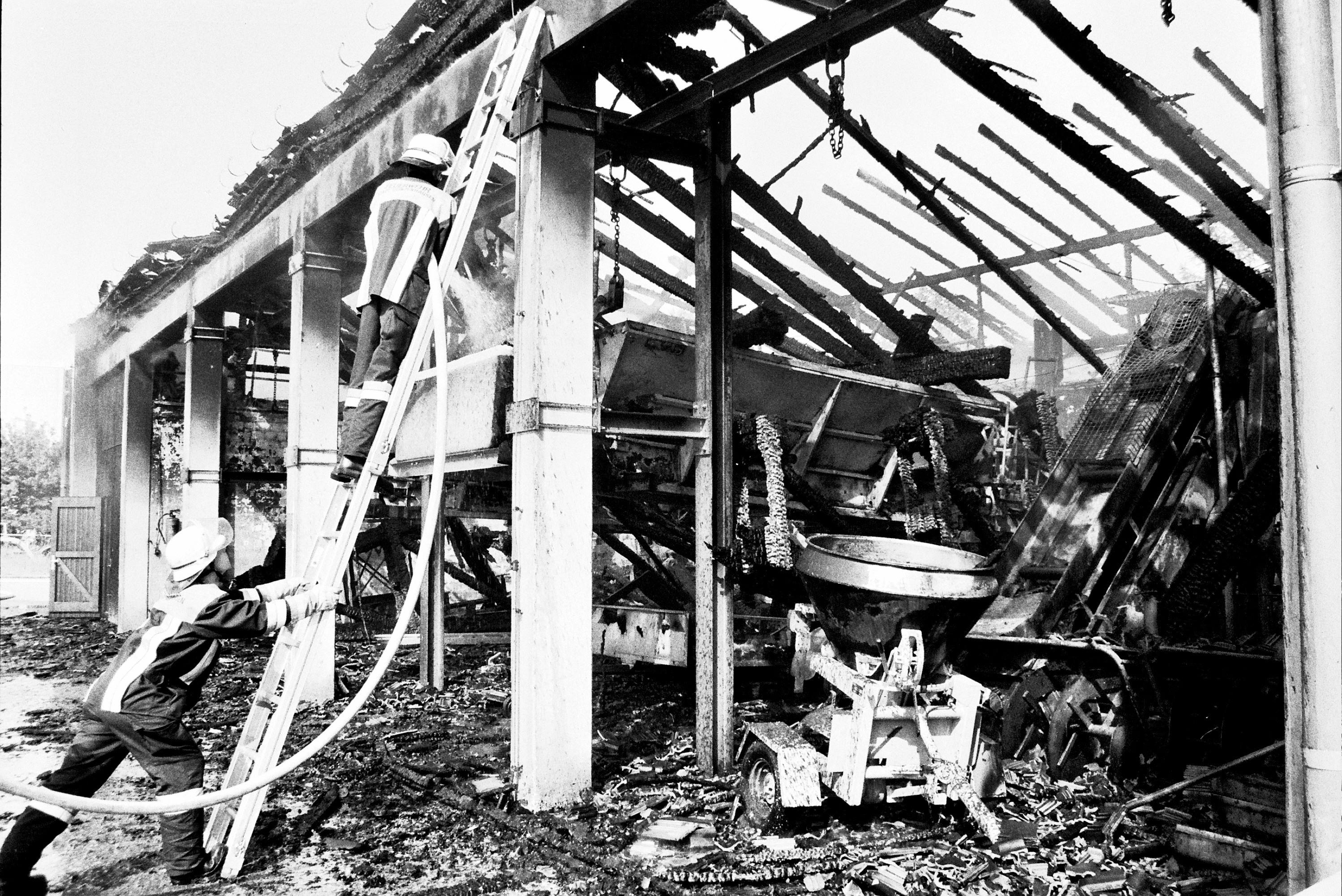 Nur noch Schrott: Beim Brand in Gunzenhausen entsteht ein Schaden von mehr als einer Million D-Mark in einer Maschinen- und Lagerhalle des Straßenbauamtes Ansbach in der Weinstraße. Insgesamt 150 Löschkräfte von zehn Feuerwehren aus der Stadt und der Umgebung sind im Einsatz, können aber die 140 mal 30 Meter große Halle nicht vor der völligen Vernichtung retten.