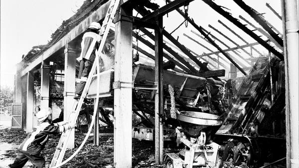 Nur noch Schrott: Beim Brand in Gunzenhausen entsteht ein Schaden von mehr als einer Million D-Mark in einer Maschinen- und Lagerhalle des Straßenbauamtes Ansbach in der Weinstraße. Insgesamt 150 Löschkräfte von zehn Feuerwehren aus der Stadt und der Umgebung sind im Einsatz, können aber die 140 mal 30 Meter große Halle nicht vor der völligen Vernichtung retten.