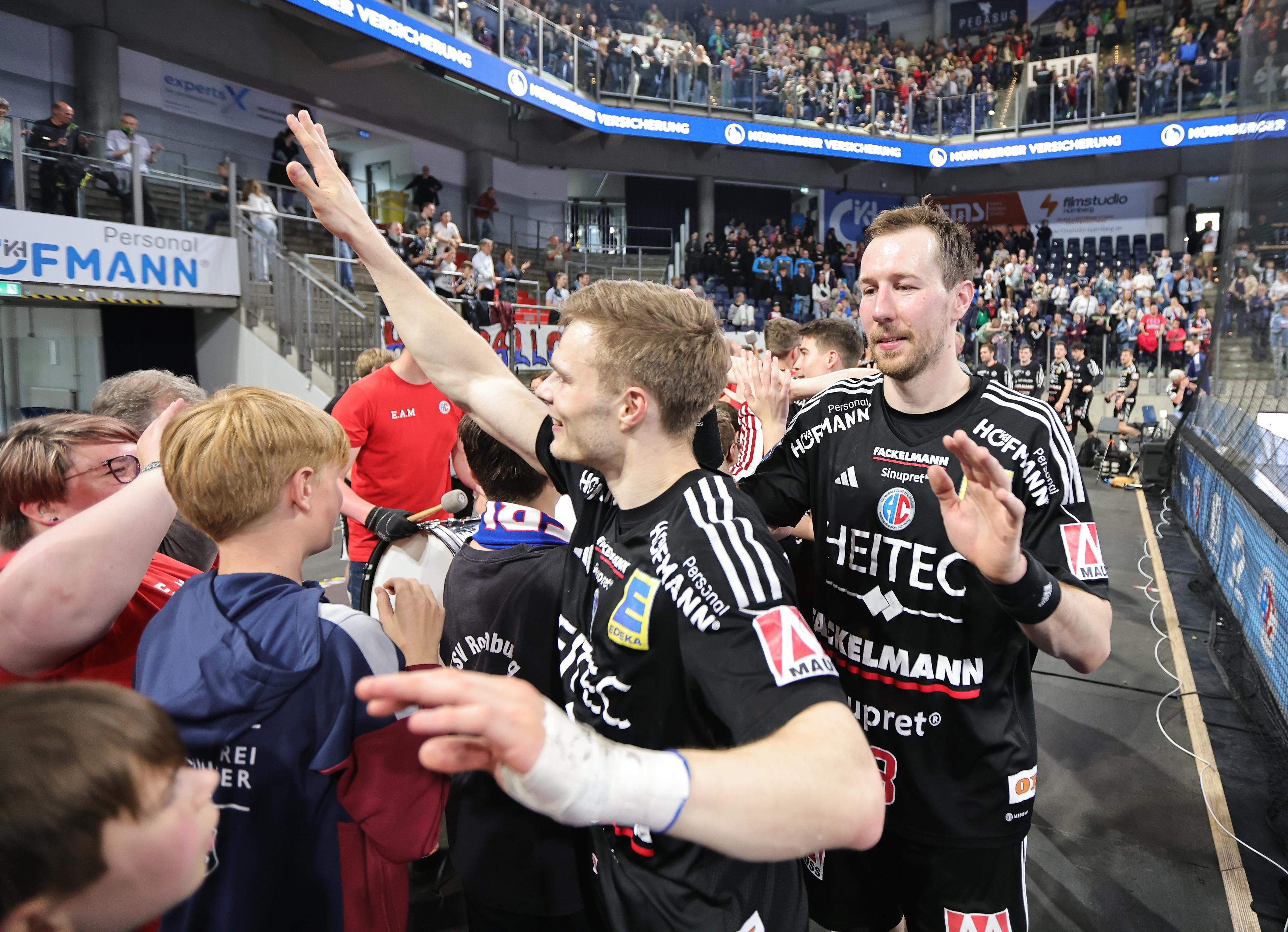 Schulterklopfen tut immer gut: Der HC Erlangen von Nikolai Link (im Hintergrund) muss im Lipperland allerdings ohne die Unterstützung der Nürnberger Arena klarkommen. Schulterklopfen tut immer gut: Der HC Erlangen von Nikolai Link (im Hintergrund) muss im Lipperland allerdings ohne die Unterstützung der Nürnberger Arena klarkommen.