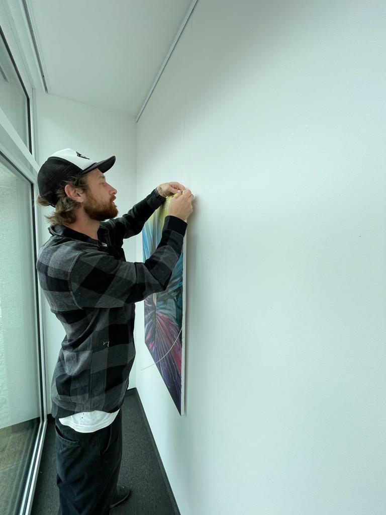 Noch ist alles weiß und leer: Alexander Feer beim Aufbauen im Kunstfenster. Dieses Bild ist von 2016 und damit das älteste der Ausstellung. Feers Stil hat sich seitdem stark verändert. Noch ist alles weiß und leer: Alexander Feer beim Aufbauen im Kunstfenster. Dieses Bild ist von 2016 und damit das älteste der Ausstellung. Feers Stil hat sich seitdem stark verändert.