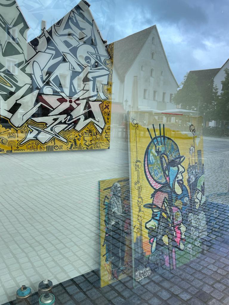 Feers Bilder sind farbintensiv und präzise durchkomponiert. Feers Bilder sind farbintensiv und präzise durchkomponiert.