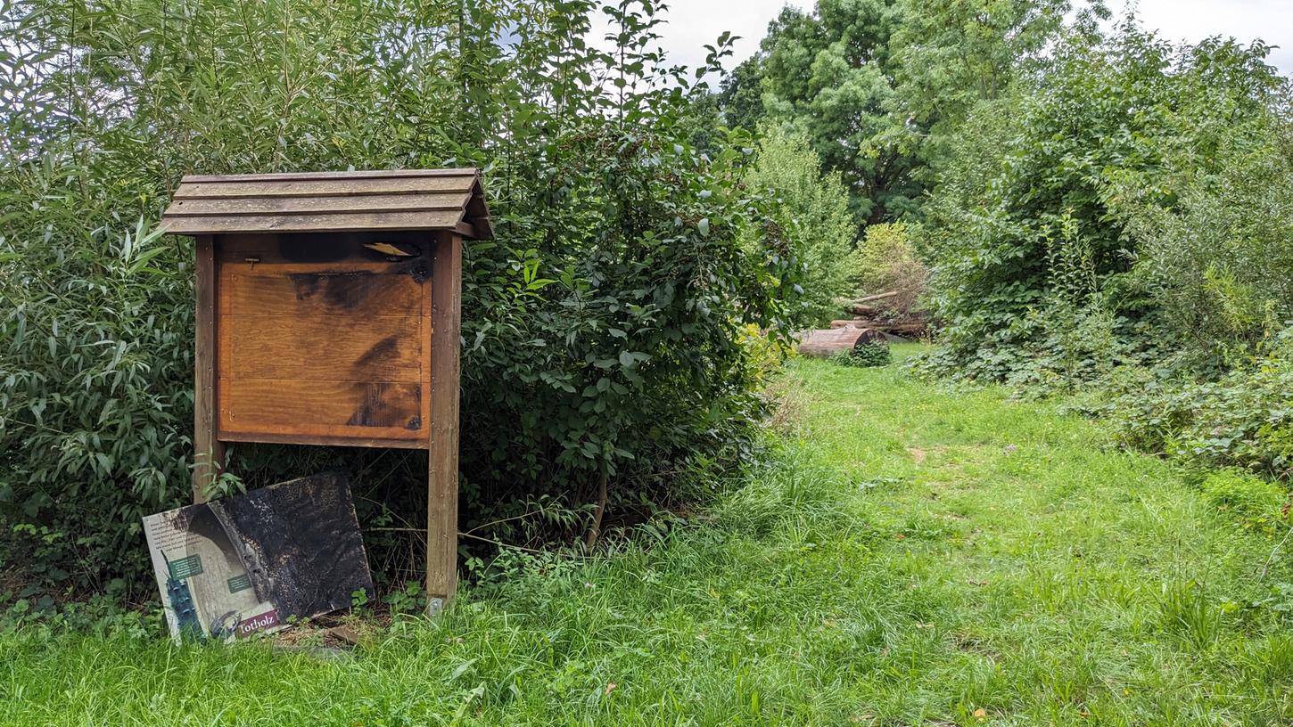 Unbekannte haben die Schautafel im Schwabacher Totholzgarten im August mutwillig in Brand gesetzt. Unbekannte haben die Schautafel im Schwabacher Totholzgarten im August mutwillig in Brand gesetzt.