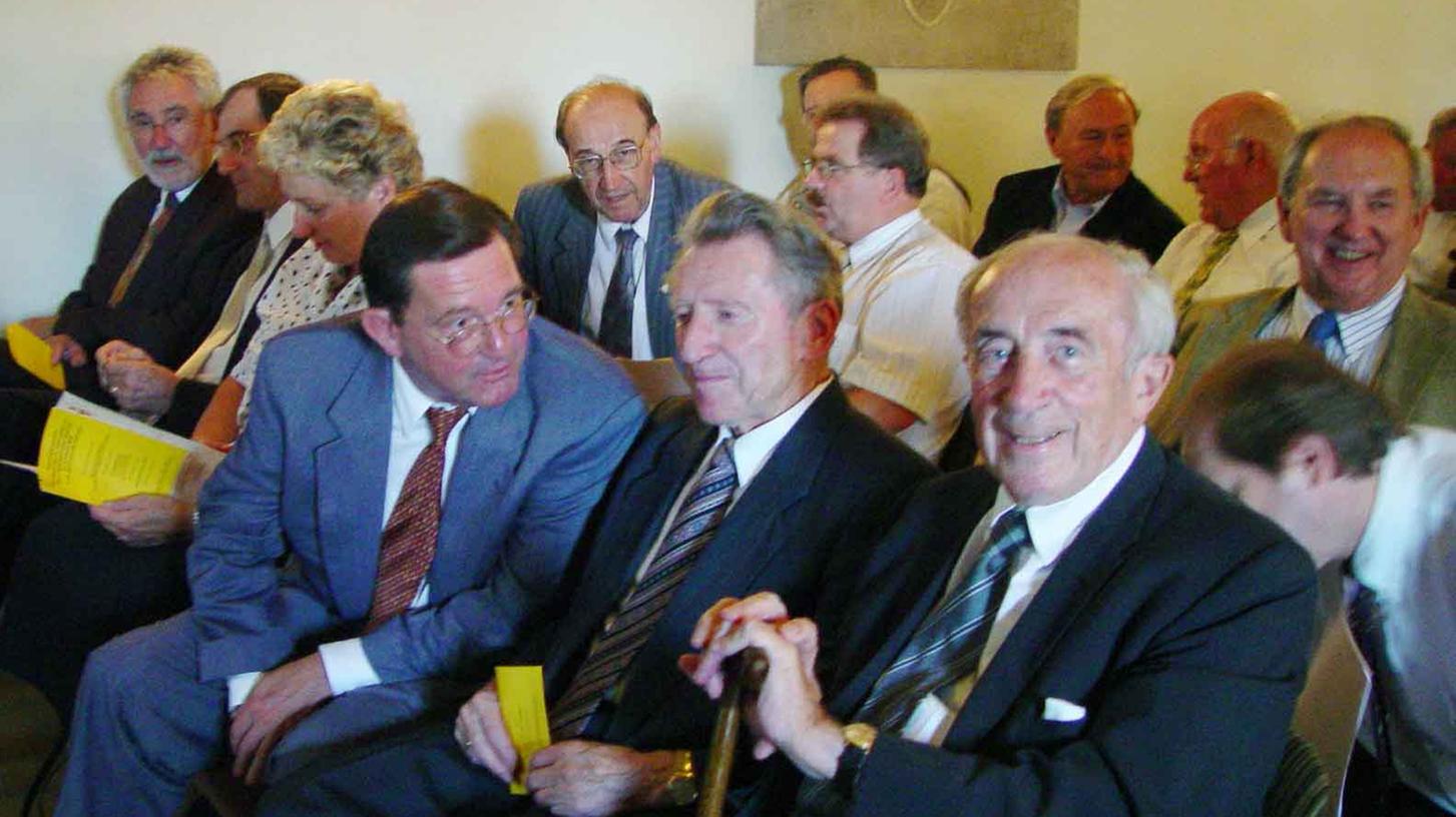 Werner Dollinger im Kreis vieler Weggefährten wie Landtagsabgeordneter Karl Hillermeier und Bundestagsabgeordneter Carl-Dieter Spranger (von rechts) sowie Unionspolitikern vom Bezirk, Kreis und den Kommunen (dahinter).