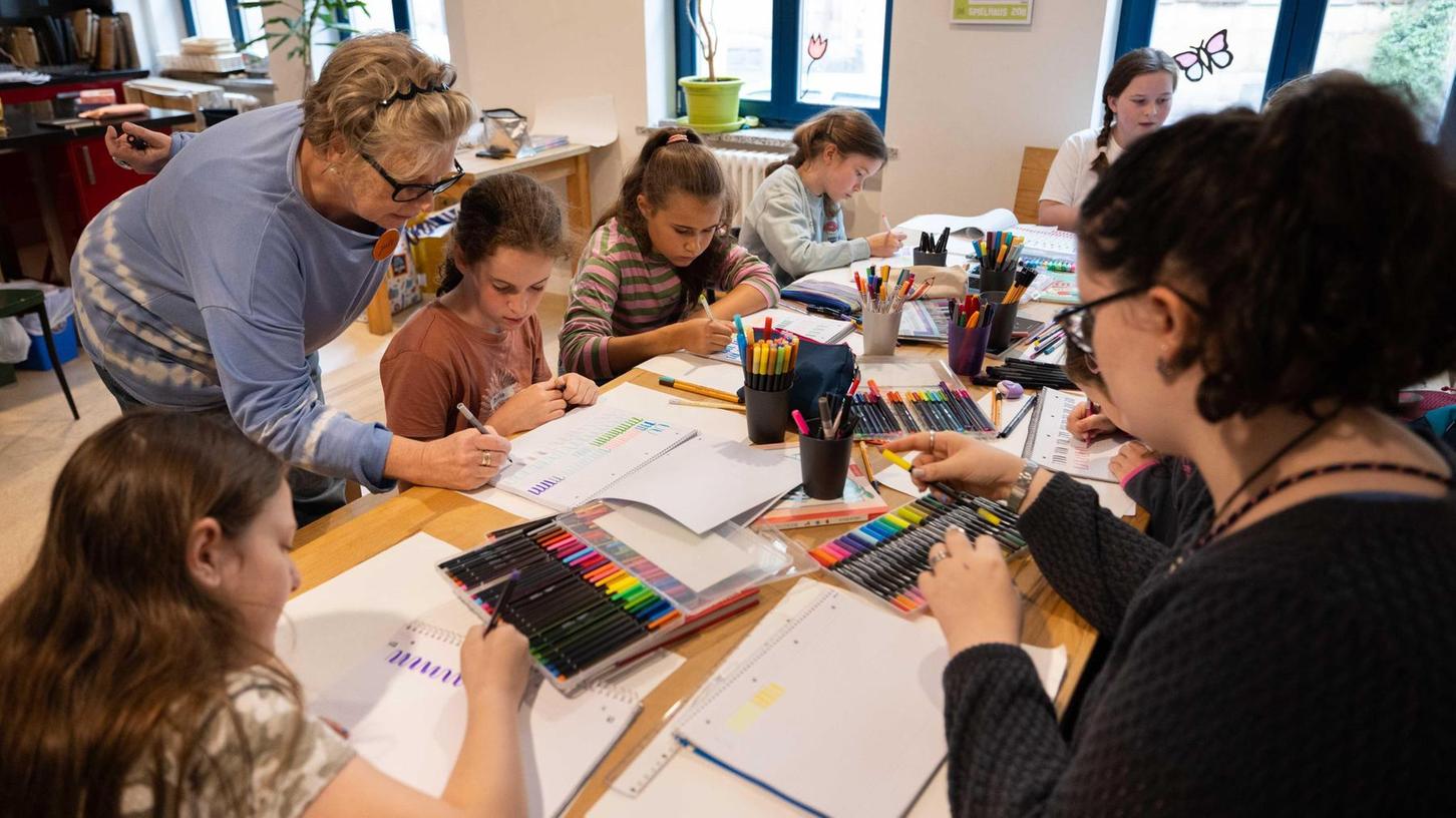 Hochkonzentriert üben sich Jugendliche beim Handlettering-Workshop im Schönschreiben mit Brush-Pens.