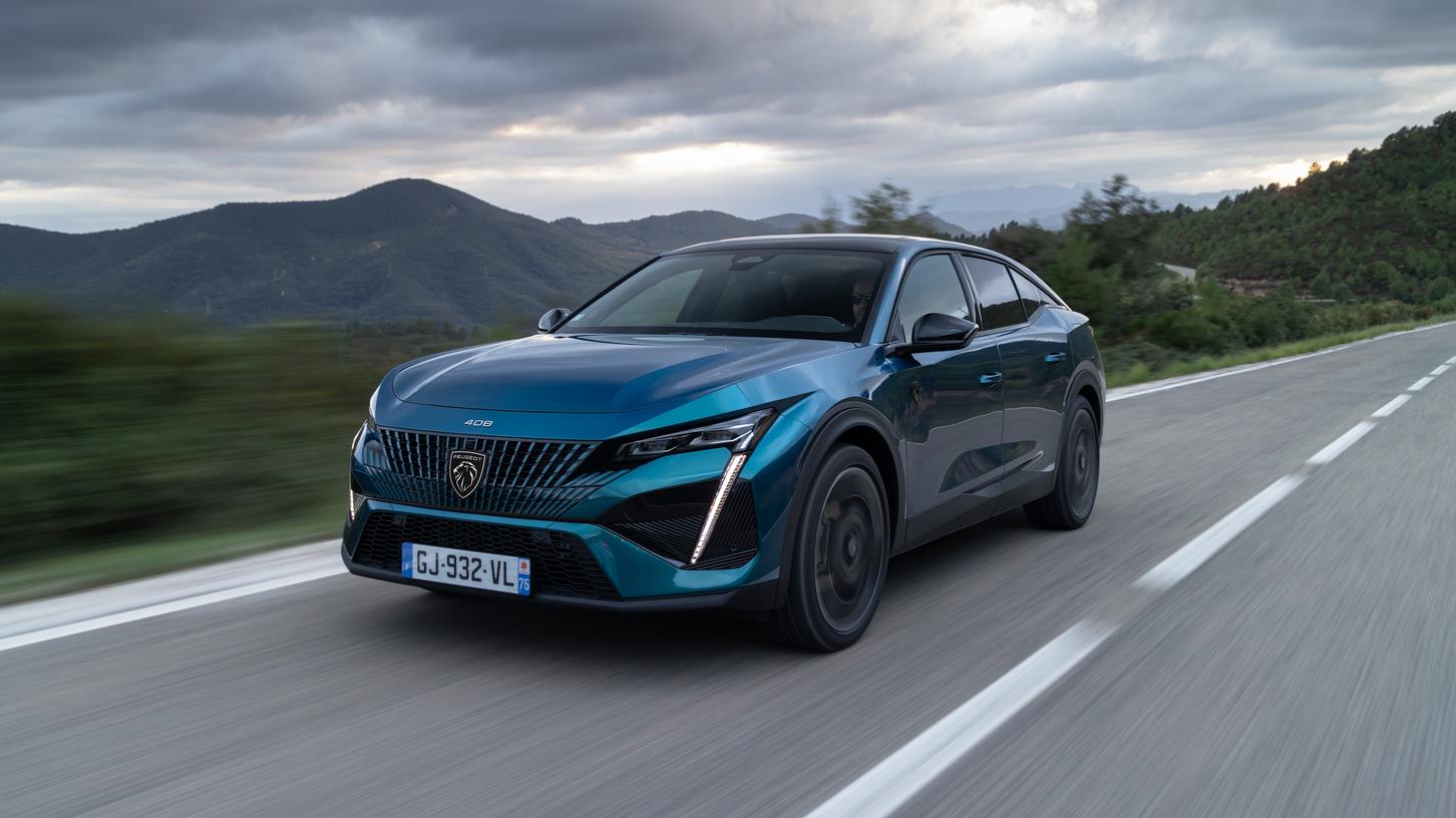 Peugeot 408: Tagfahrleuchten im Säbelzahn-Look und, beim Topmodell GT, serienmäßig Matrix-LED-Scheinwerfer. Peugeot 408: Tagfahrleuchten im Säbelzahn-Look und, beim Topmodell GT, serienmäßig Matrix-LED-Scheinwerfer.