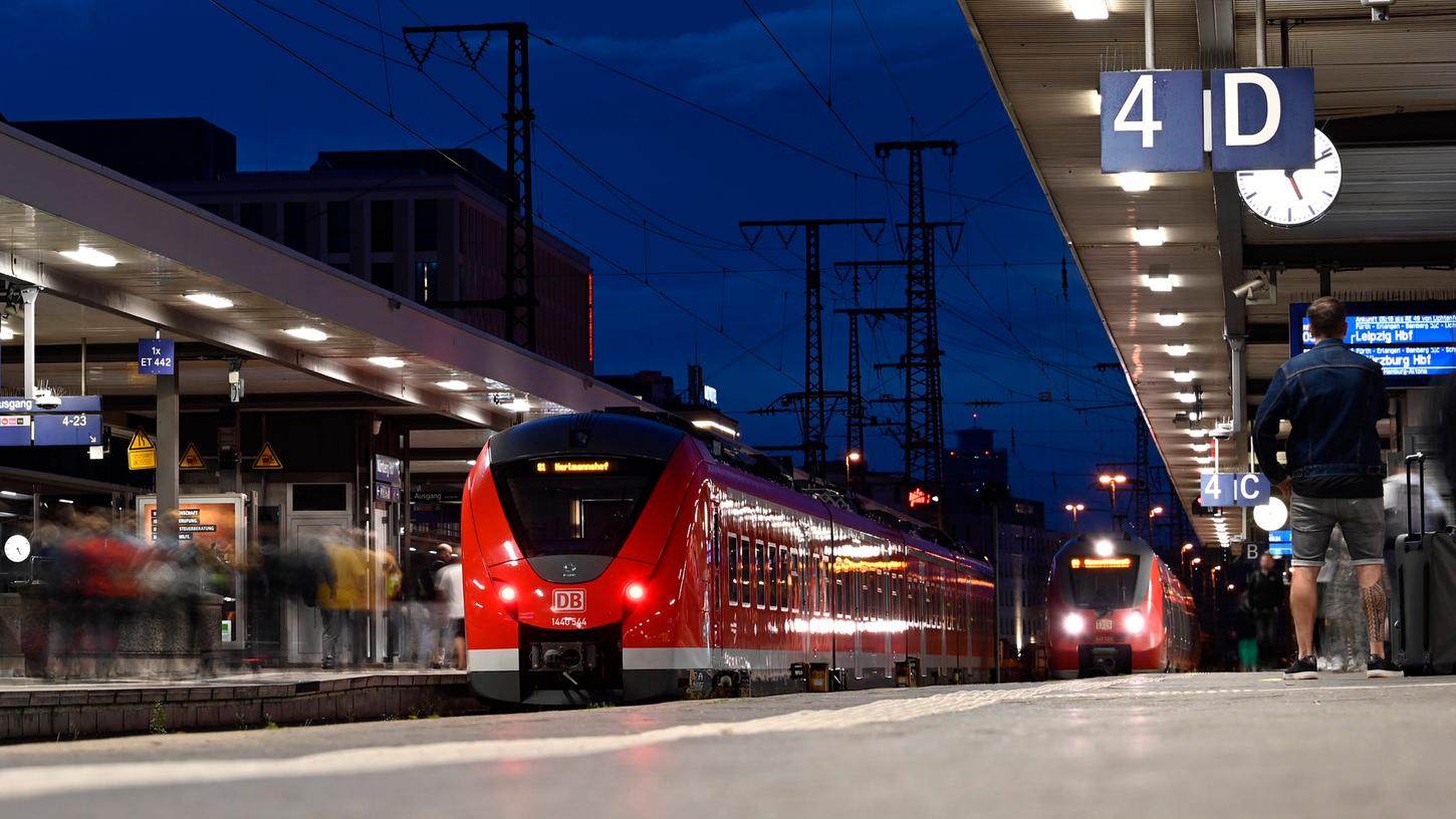 Eine S-Bahn steht im Hauptbahnhof Nürnberg. Am Freitagabend kommt es zu Ausfällen und Verspätungen zwischen Erfurt und Nürnberg.