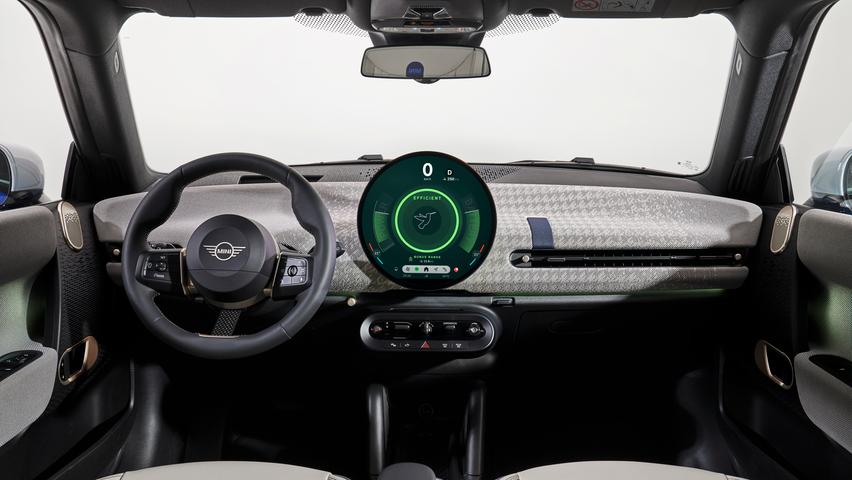 Neues Mini-Cockpit: Komplett vegan, mit wohnlichen Textilien und kreisrundem OLED-Display.