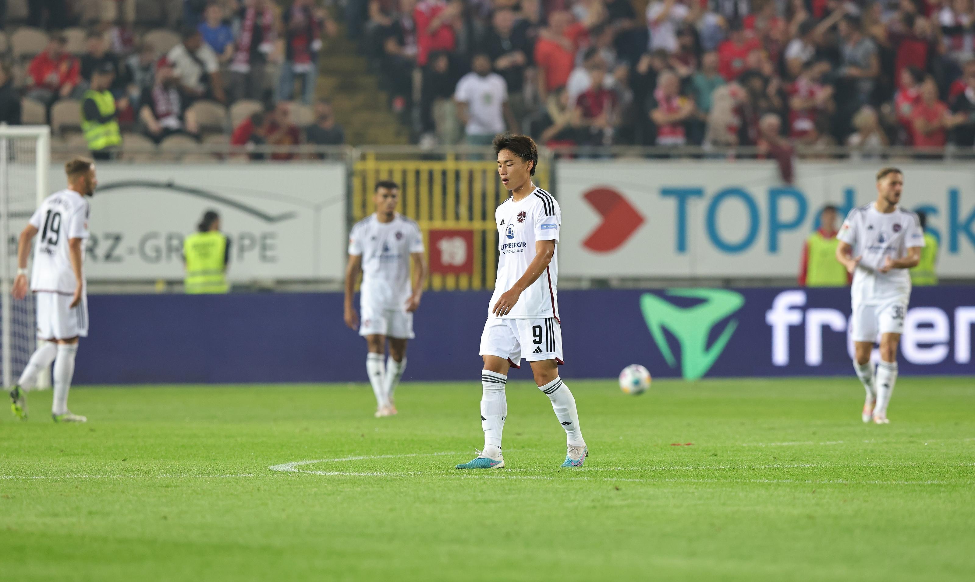 Ratlose Gesichter und viel Frust bei den FCN-Spielern. Trotz des guten Beginns droht schon früh im Spiel die zweite Niederlage der noch jungen Saison.