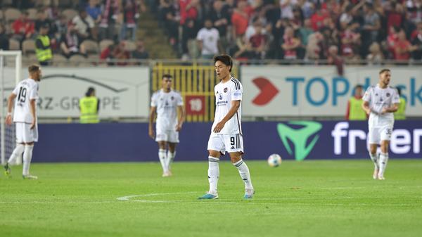 Ratlose Gesichter und viel Frust bei den FCN-Spielern. Trotz des guten Beginns droht schon früh im Spiel die zweite Niederlage der noch jungen Saison.