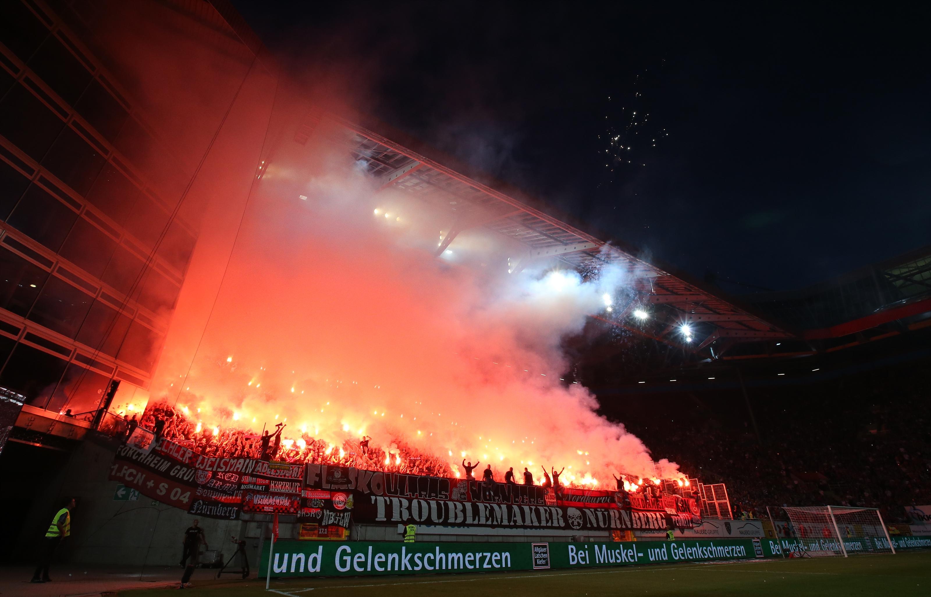 Die Nürnberger Fans sind unübersehbar auf dem Betzenberg angekommen. Den Verein wird die Aktion weniger freuen, das setzt sicher eine saftige Geldstrafe.