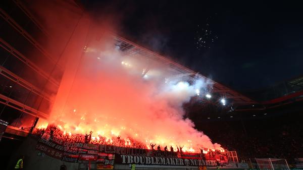 Die Nürnberger Fans sind unübersehbar auf dem Betzenberg angekommen. Den Verein wird die Aktion weniger freuen, das setzt sicher eine saftige Geldstrafe.