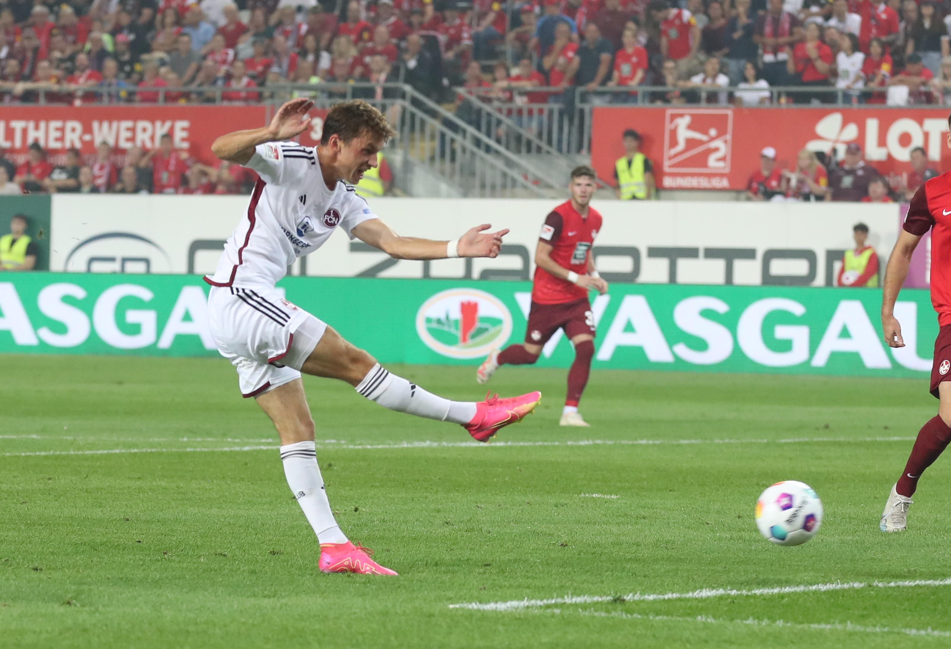 Der Club erwischt den besseren Start. Benjamin Goller hat in der Anfangsphase gleich zweimal die Führung auf dem Fuß (13., 15.). Einmal scheitert der Angreifer am Lauterer Schlussmann Krahl, dann setzt er den Ball nur knapp am linken Pfosten vorbei.