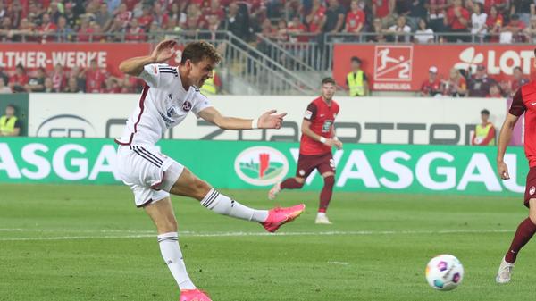 Der Club erwischt den besseren Start. Benjamin Goller hat in der Anfangsphase gleich zweimal die Führung auf dem Fuß (13., 15.). Einmal scheitert der Angreifer am Lauterer Schlussmann Krahl, dann setzt er den Ball nur knapp am linken Pfosten vorbei.