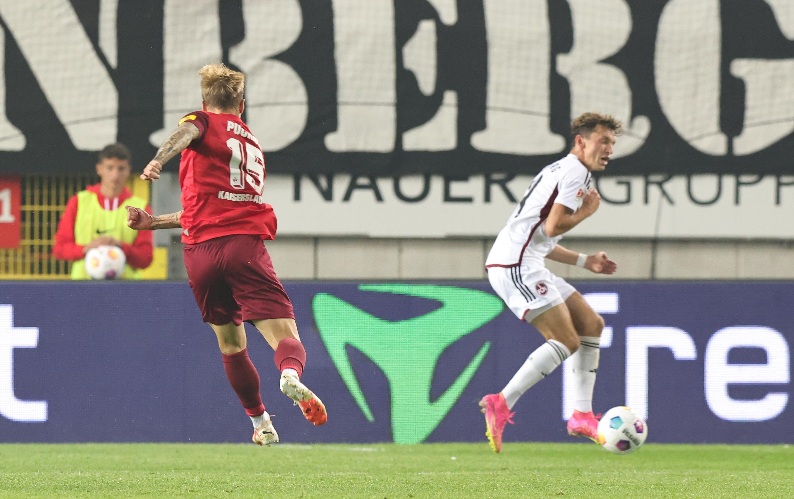 Nur sieben Minuten später legen die Roten Teufel nach: Nach einer Hereingabe verpasst Torschütze Tachie am Elfmeterpunkt den Ball, das Spielgerät rollt weiter zu Puchacz. Und der Linksaußen der Pfälzer fackelt nicht lange...