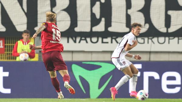 Nur sieben Minuten später legen die Roten Teufel nach: Nach einer Hereingabe verpasst Torschütze Tachie am Elfmeterpunkt den Ball, das Spielgerät rollt weiter zu Puchacz. Und der Linksaußen der Pfälzer fackelt nicht lange...