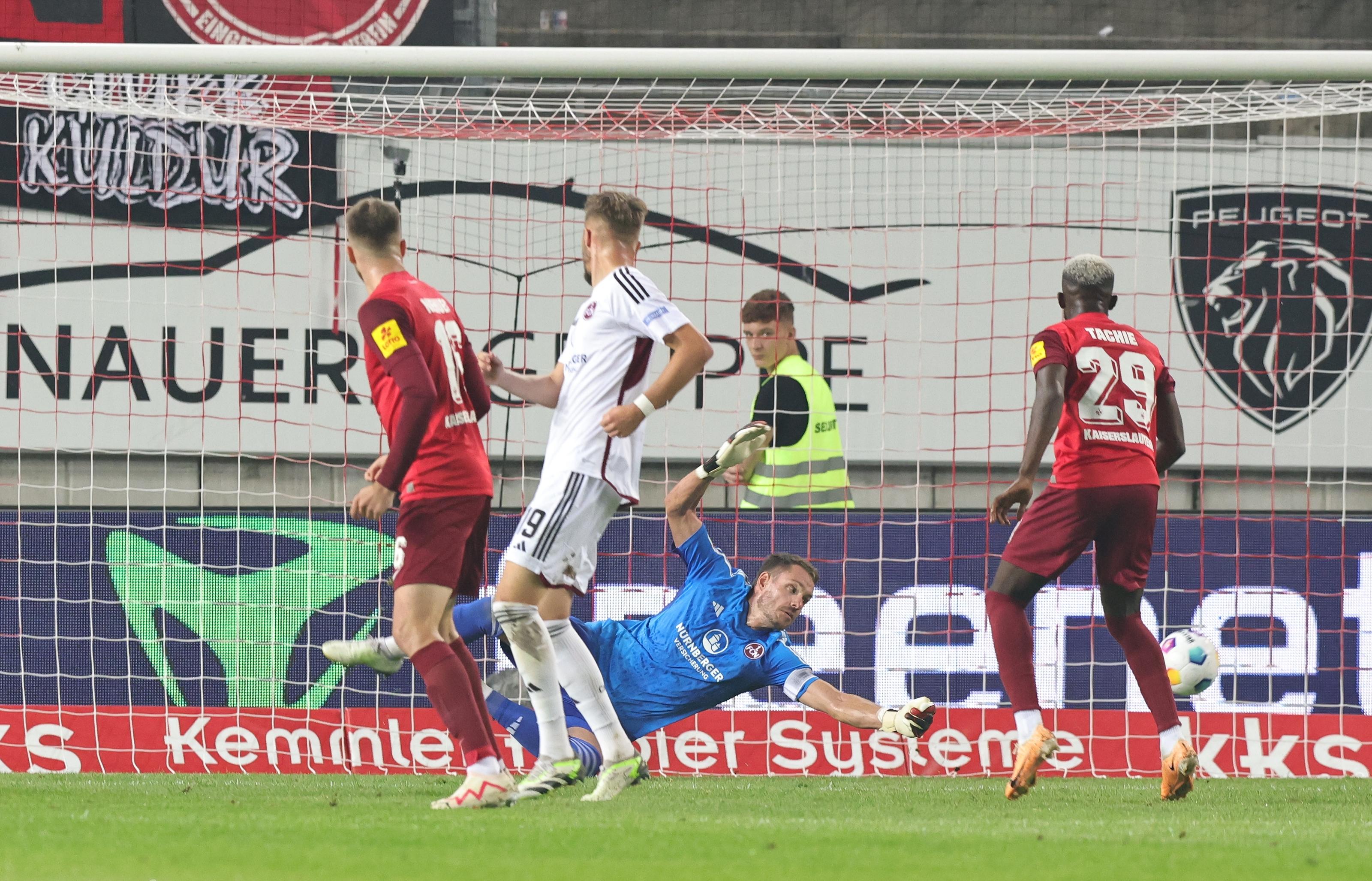 ...und zieht aus 30 Metern einfach ab. Gyamerah fälscht noch unglücklich ab, Mathenia ist geschlagen - 0:2 aus Sicht der Gäste.