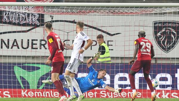 ...und zieht aus 30 Metern einfach ab. Gyamerah fälscht noch unglücklich ab, Mathenia ist geschlagen - 0:2 aus Sicht der Gäste.