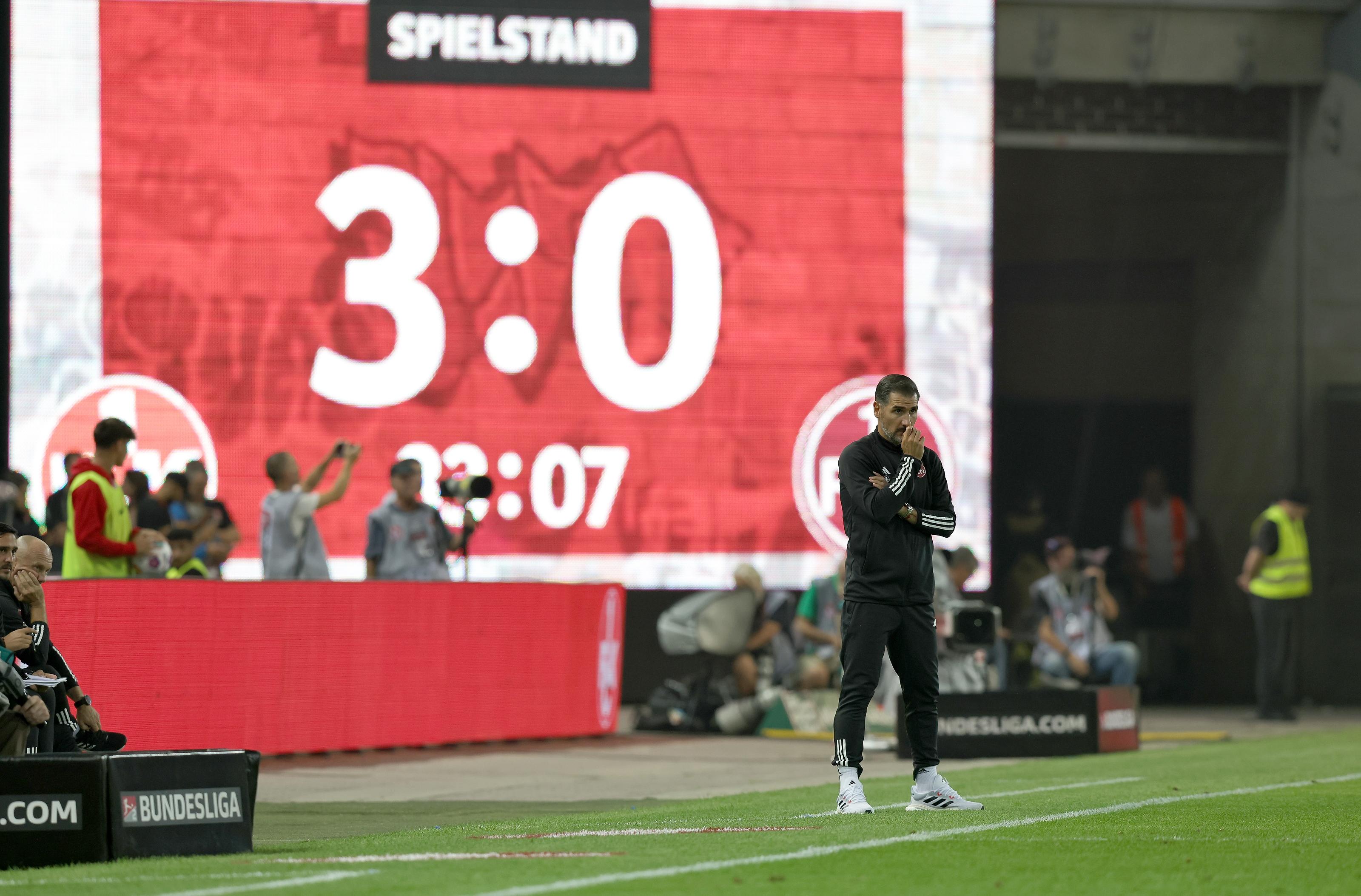 Was ist da los? Innerhalb von elf Minuten kassiert der Club drei Gegentreffer, das Spiel droht für den Club in einem Debakel zu enden. Ausgerechnet der Ex-Fürther Ragnar Ache lässt die Hausherren zum dritten Mal jubeln.