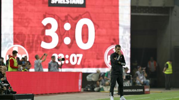 Was ist da los? Innerhalb von elf Minuten kassiert der Club drei Gegentreffer, das Spiel droht für den Club in einem Debakel zu enden. Ausgerechnet der Ex-Fürther Ragnar Ache lässt die Hausherren zum dritten Mal jubeln.