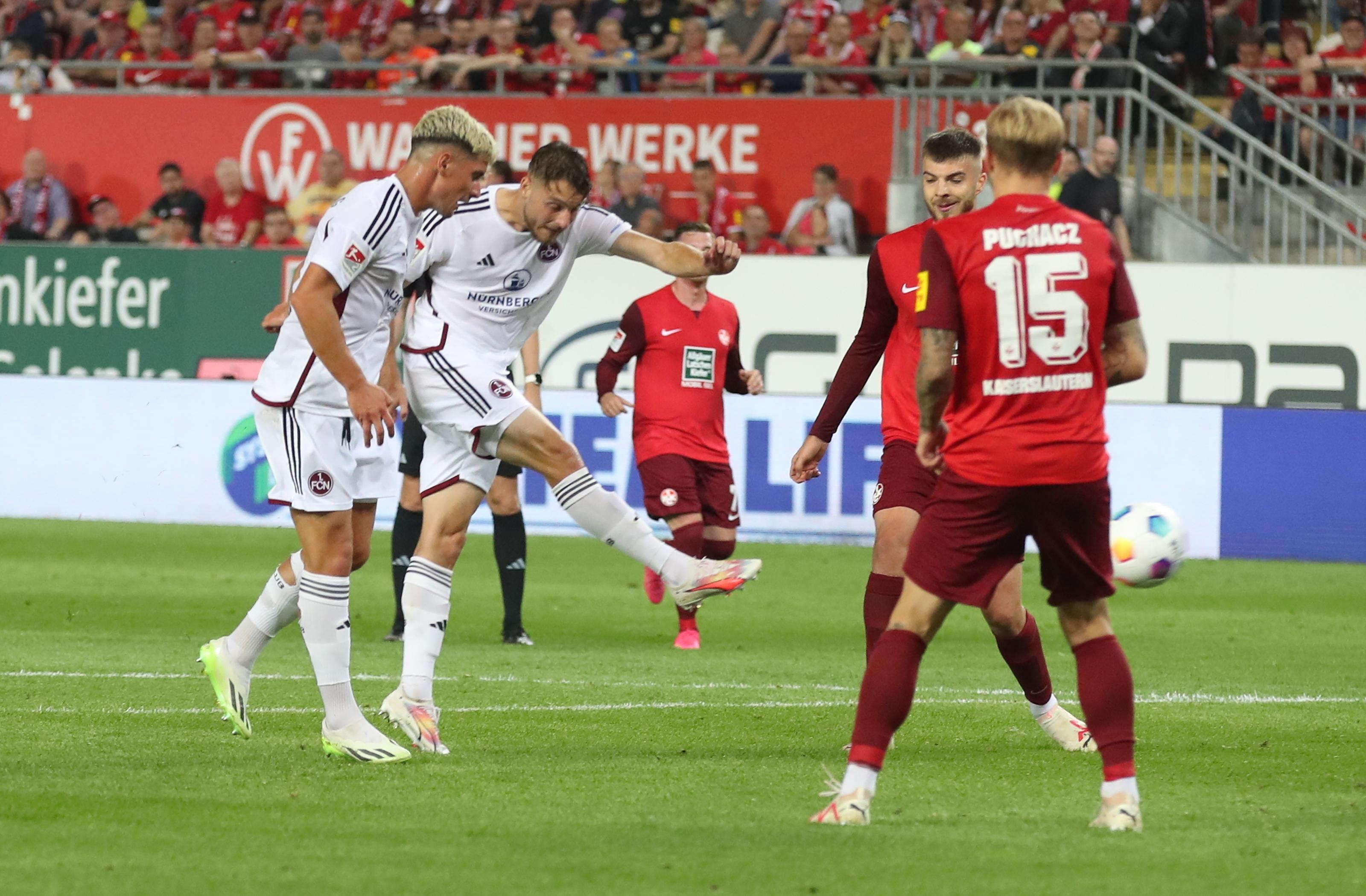 Die Messe scheint gelesen, aber Nürnberg gibt nicht auf: Nach einer missglückten Flanke hält Goller einfach den Schlappen in den Ball, der daraufhin Schleimer vor die Füße fällt. Der Mann, der für Uzun in die Startelf rückte, macht kurzen Prozess und drischt den Ball zum 3:1 Anschlusstreffer in die Maschen.