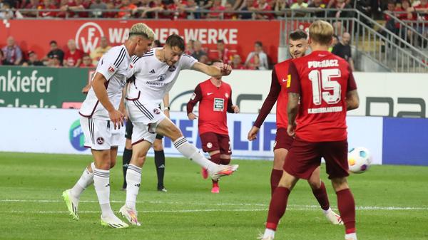 Die Messe scheint gelesen, aber Nürnberg gibt nicht auf: Nach einer missglückten Flanke hält Goller einfach den Schlappen in den Ball, der daraufhin Schleimer vor die Füße fällt. Der Mann, der für Uzun in die Startelf rückte, macht kurzen Prozess und drischt den Ball zum 3:1 Anschlusstreffer in die Maschen.