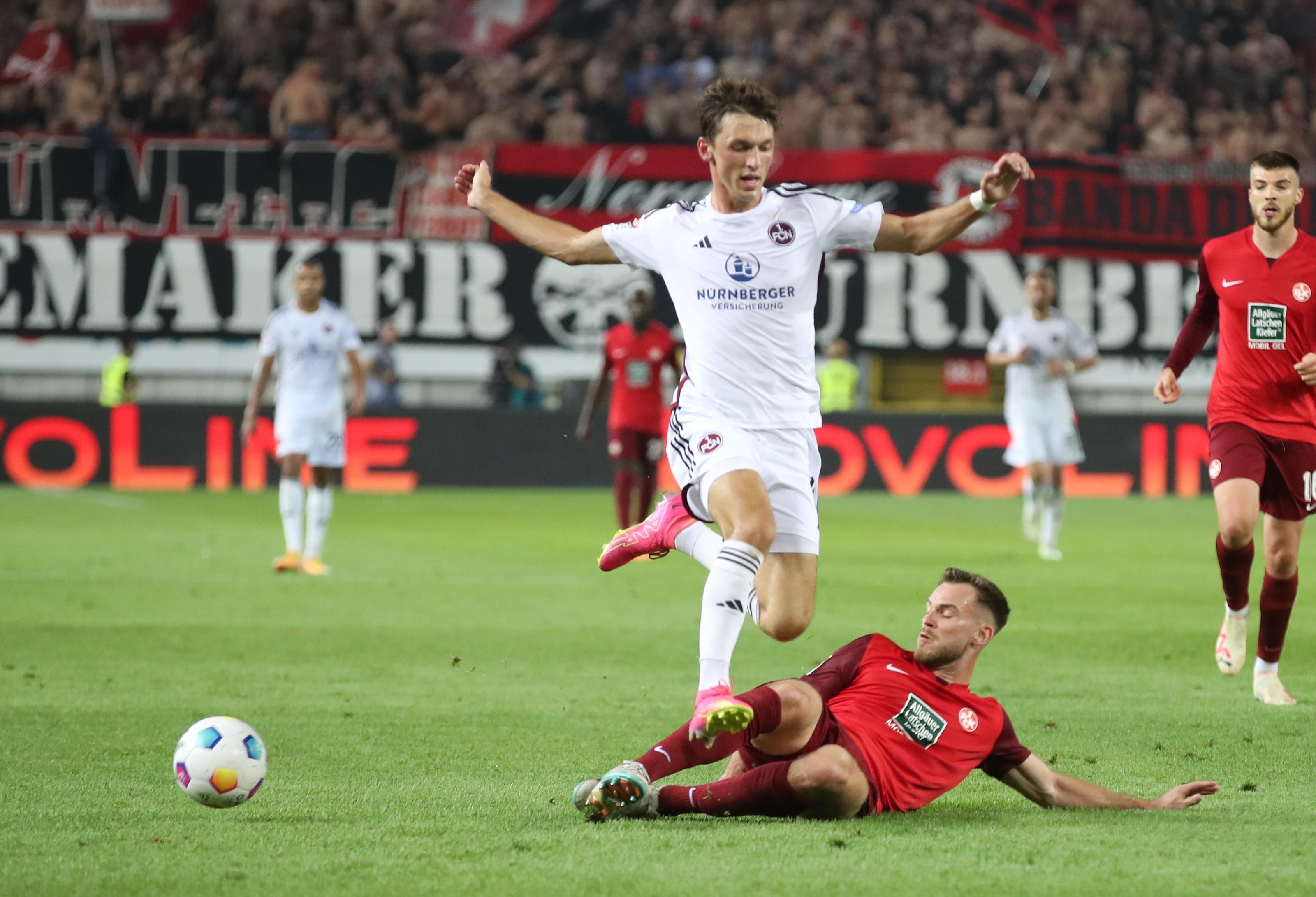 Die Lauterer sind in der ersten Halbzeit in den entscheidenden Szenen immer einen Schritt schneller. Spielerisch sind beide Mannschaften auf Augenhöhe, die "roten Teufel" sind bisher aber das abgezocktere Team.  