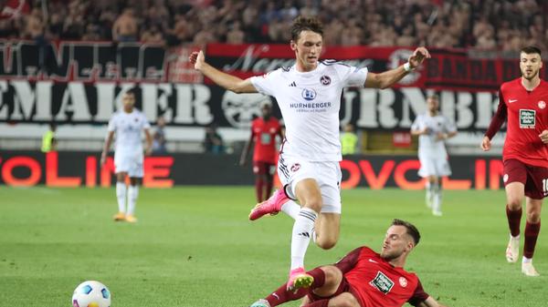 Die Lauterer sind in der ersten Halbzeit in den entscheidenden Szenen immer einen Schritt schneller. Spielerisch sind beide Mannschaften auf Augenhöhe, die "roten Teufel" sind bisher aber das abgezocktere Team.