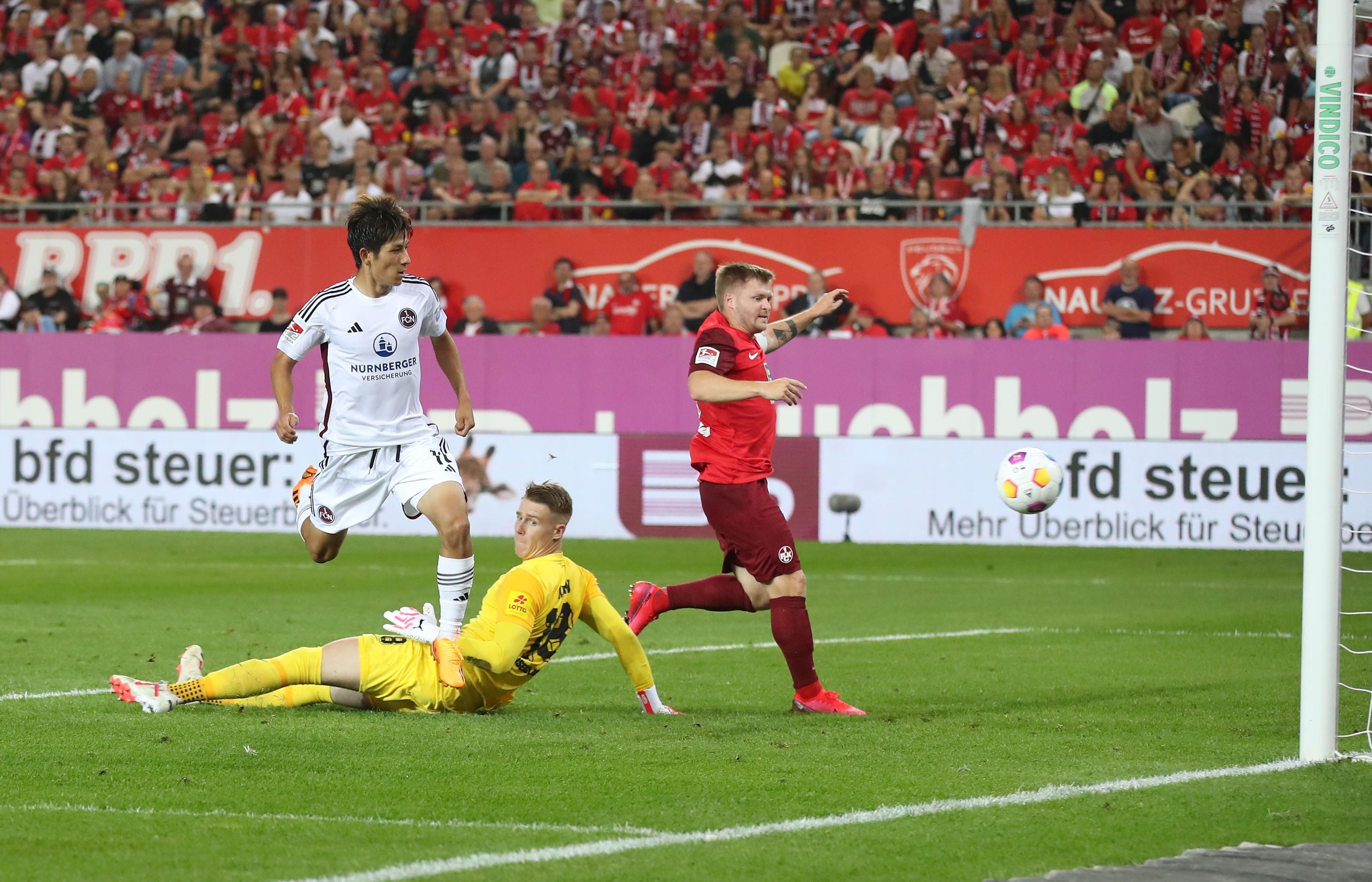 Nur vier Minuten später hat Okunuki die Riesen-Chance auf den nächsten Treffer, doch der Japaner scheitert am Pfosten. Krahl im Tor der Kaiserslauterer wäre chancenlos gewesen.