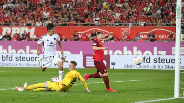 Nur vier Minuten später hat Okunuki die Riesen-Chance auf den nächsten Treffer, doch der Japaner scheitert am Pfosten. Krahl im Tor der Kaiserslauterer wäre chancenlos gewesen.