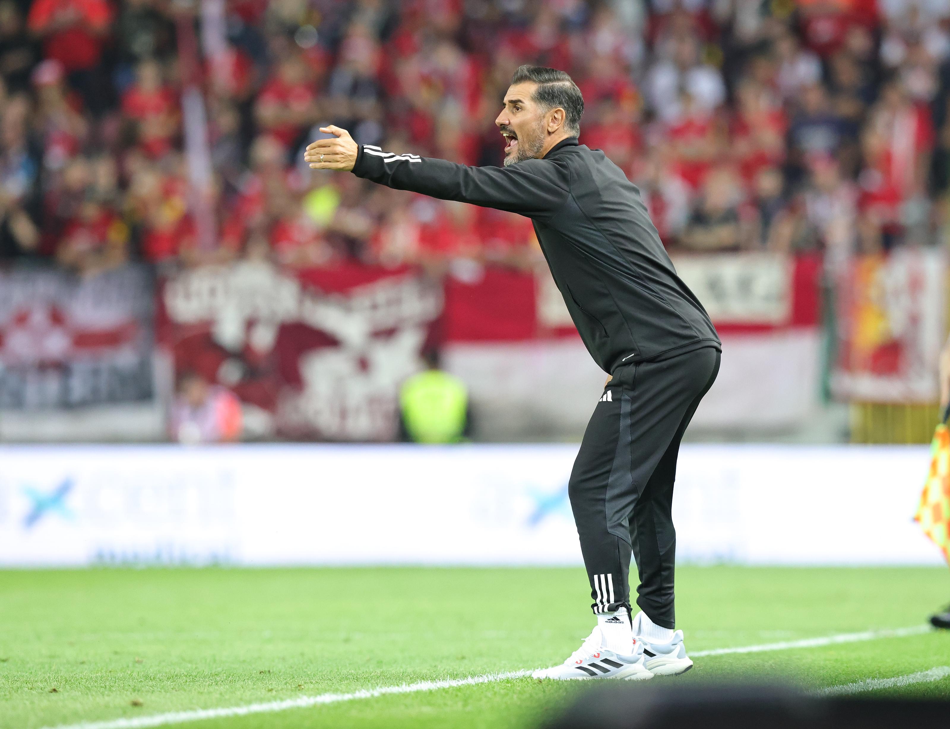 Für Christian Fiél und seine Mannschaft wird die zweite Halbzeit am Betzenberg zum Tanz auf dem Vulkan: Bei zwei Toren Rückstand ist das Spiel noch nicht verloren, ein vierter Lauterer Treffer wäre aber wohl die endgültige Entscheidung.