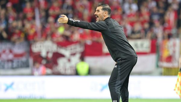 Für Christian Fiél und seine Mannschaft wird die zweite Halbzeit am Betzenberg zum Tanz auf dem Vulkan: Bei zwei Toren Rückstand ist das Spiel noch nicht verloren, ein vierter Lauterer Treffer wäre aber wohl die endgültige Entscheidung.