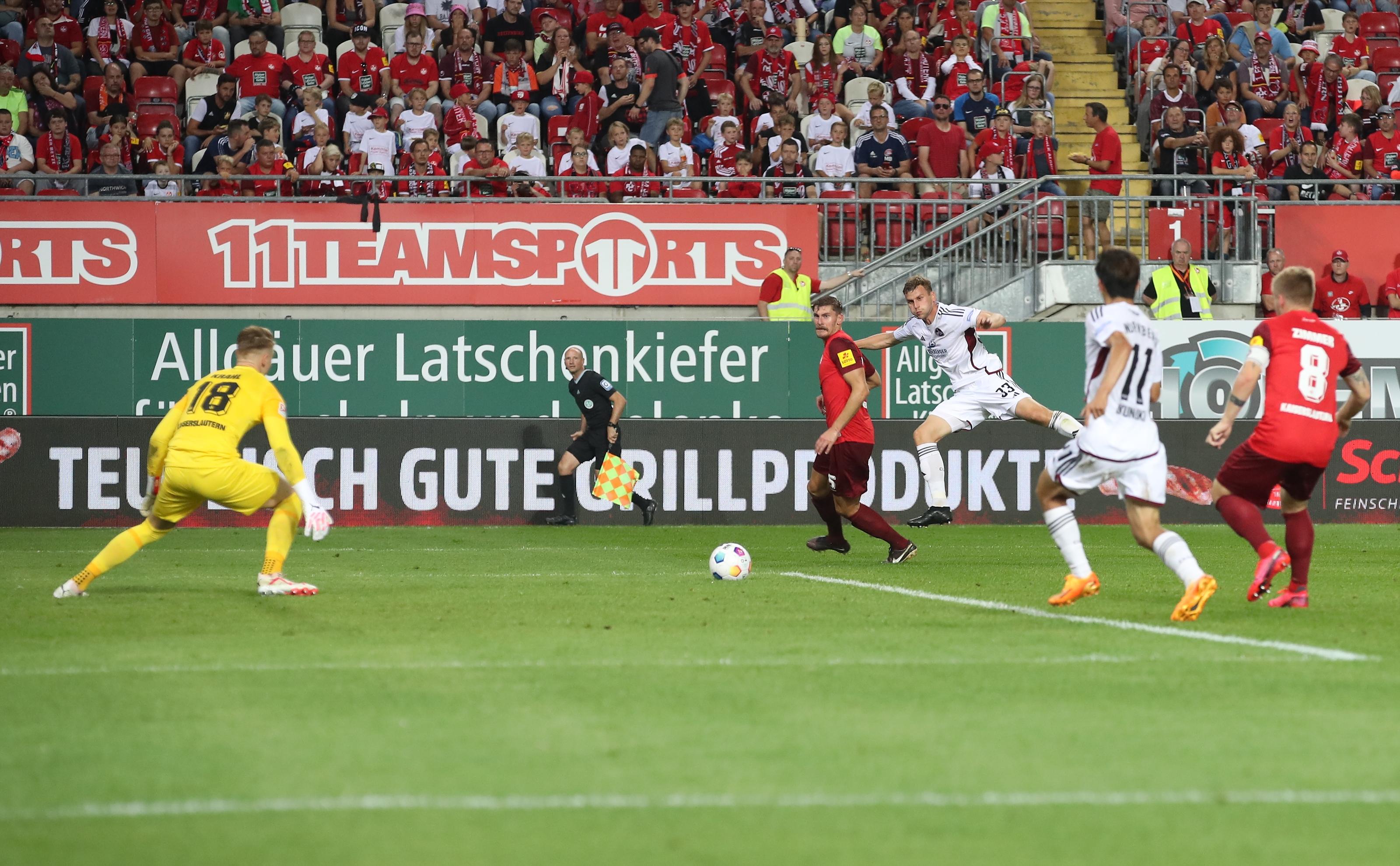 Fast scheint es tatsächlich so! Nach Zuspiel von Daferner schiebt Okunuki zum vermeintlichen 3:2 ein - doch die Freude währt nur kurz, Okunuki steht relativ deutlich im Abseits.