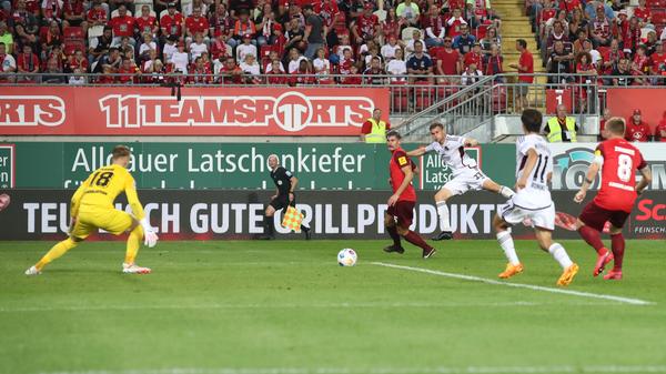 Fast scheint es tatsächlich so! Nach Zuspiel von Daferner schiebt Okunuki zum vermeintlichen 3:2 ein - doch die Freude währt nur kurz, Okunuki steht relativ deutlich im Abseits.