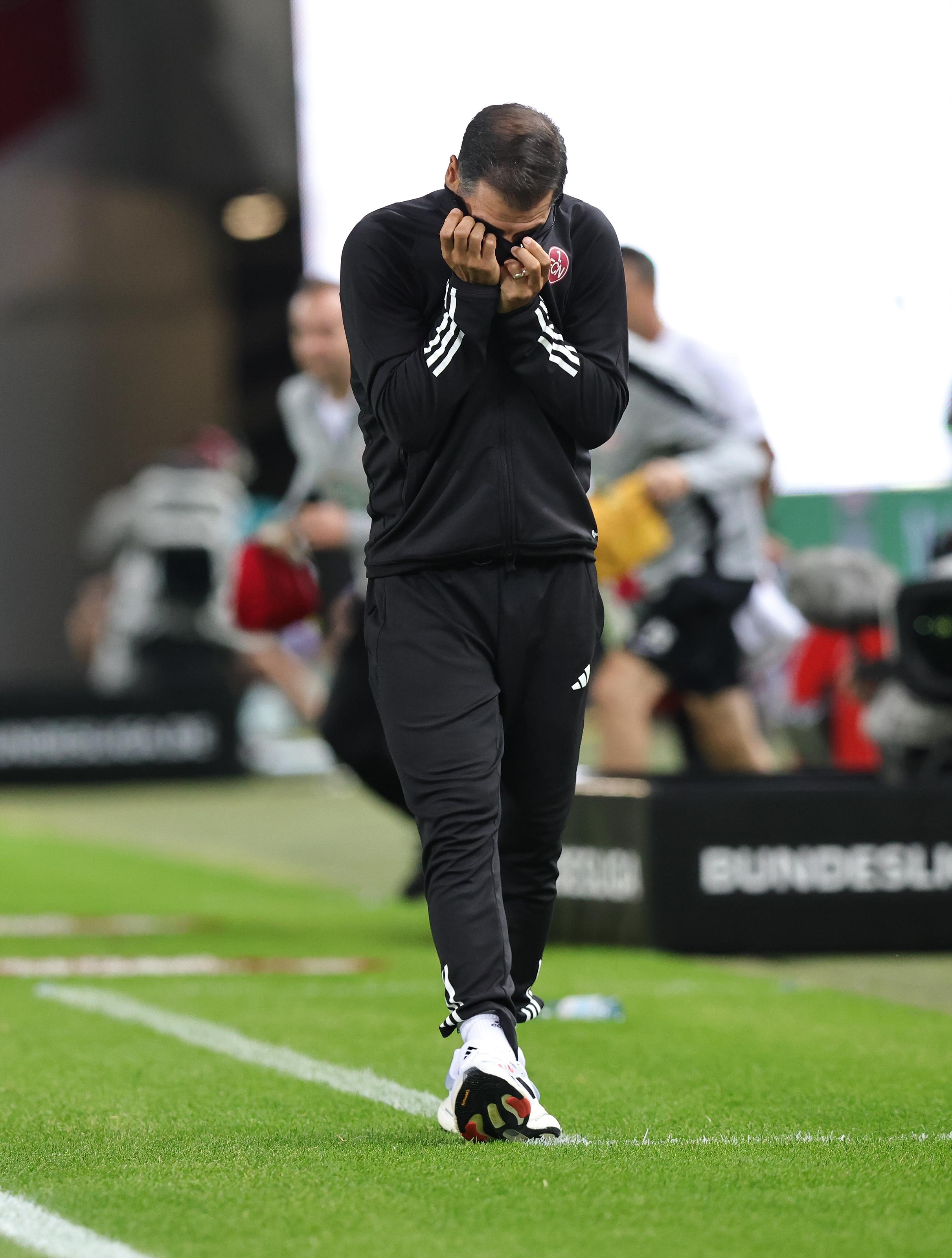 Es ist ein gebrauchter Tag für den FCN: Nach einer Notbremse sieht Mathenia kurz vor Schluss die rote Karte. Somit fehlt der Keeper in zwei Wochen beim Derby gegen das Fürther Kleeblatt.